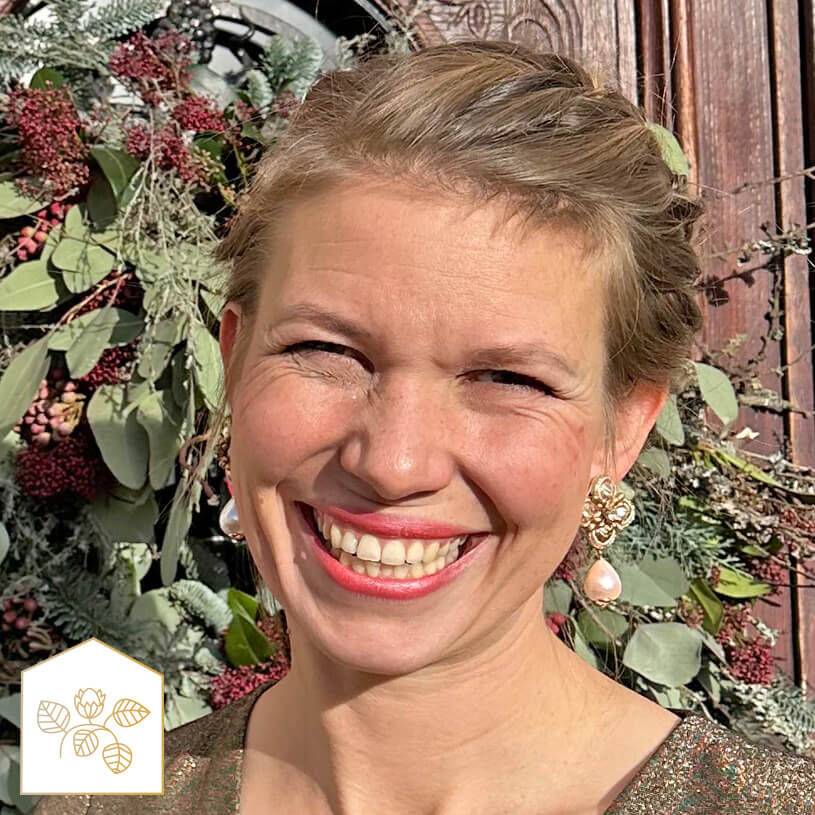 SchwesterSchwester Blüten-Soutache-Ohrstecker in Gold und Champagner mit Baumwolltropfen Saisonale Angebote