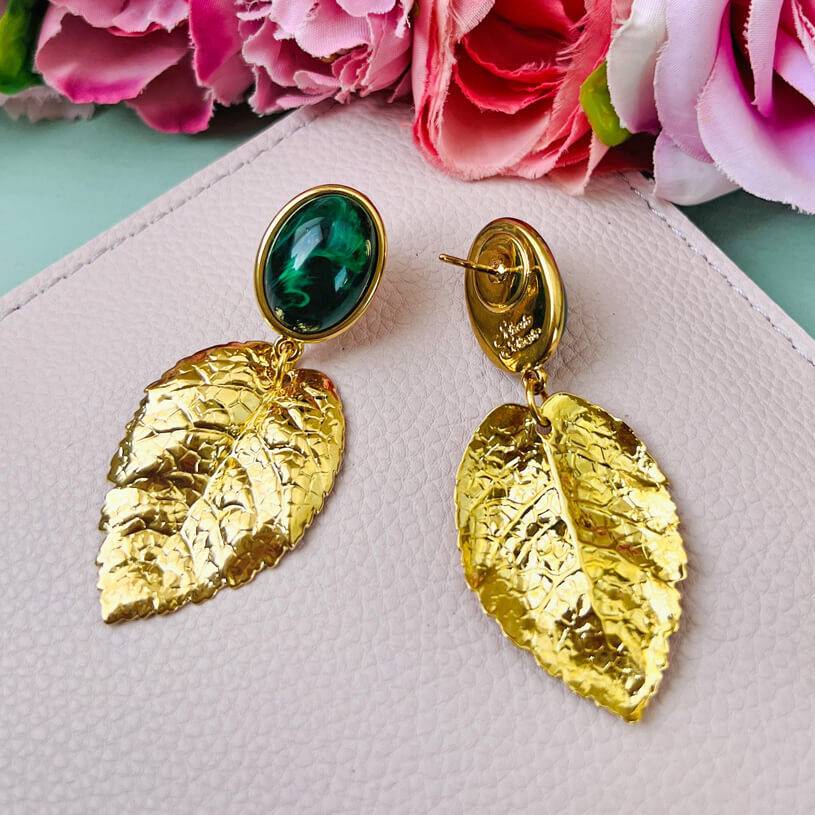 SchwesterSchwester Dunkelgrüner Ohrstecker mit großem goldenen Blatt von AmuseToi Kauf eins, bekomm eins gratis