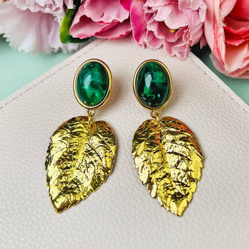 SchwesterSchwester Dunkelgrüner Ohrstecker mit großem goldenen Blatt von AmuseToi Kauf eins, bekomm eins gratis