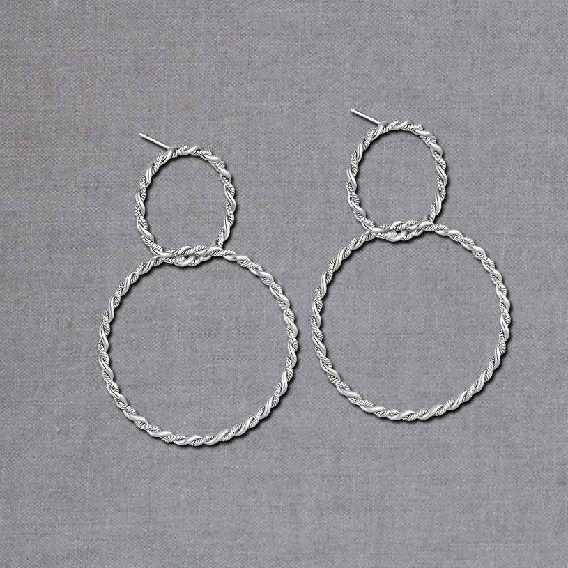 SchwesterSchwester Rhodinierte Ohrstecker aus zwei verschlungenen Ringen in Seiloptik Begrenzte Freigabe