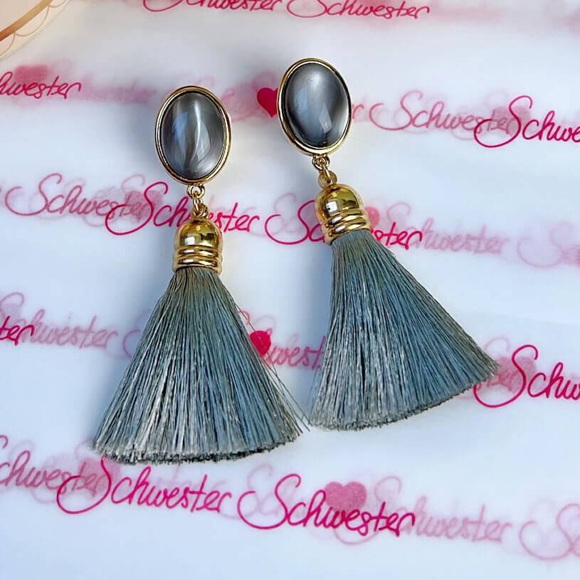 SchwesterSchwester Vergoldete Quasten Ohrringe als Ohrstecker in Grau von AmuseToi Neueste Stile