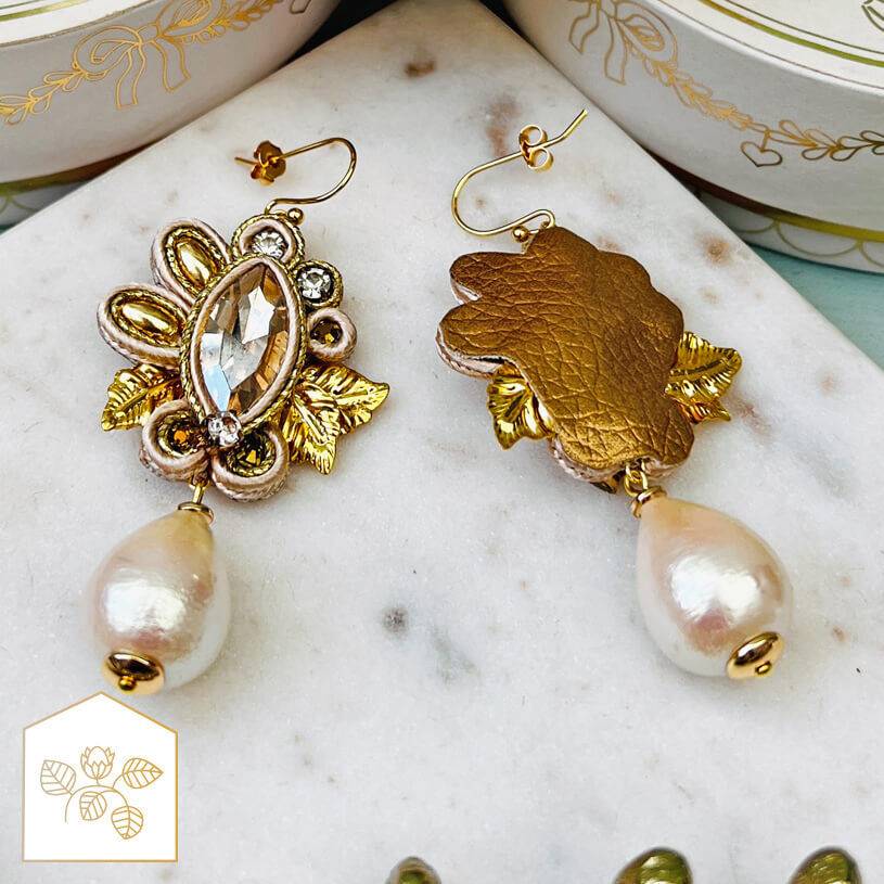 SchwesterSchwester Raffinierte Soutache-Ohrhänger in Gold und Champagner mit Baumwolltropfen Zeitbegrenzte Promotion