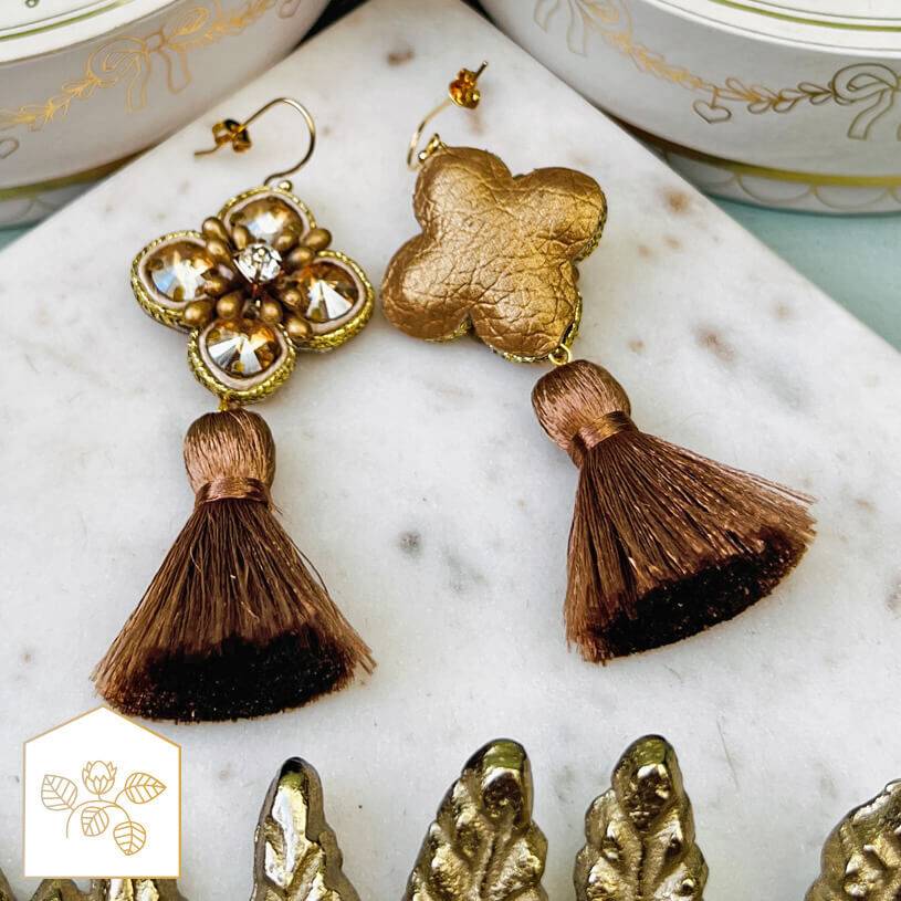 SchwesterSchwester Blüten-Soutache-Ohrhänger in Gold und Champagner mit brauner Quaste Bis zu 50% Rabatt