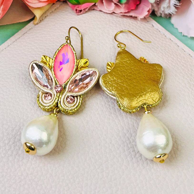 SchwesterSchwester Schöne Soutache-Ohrhänger in Rosa und zartem Gold mit Baumwolltropfen Bis zu 65% Rabatt