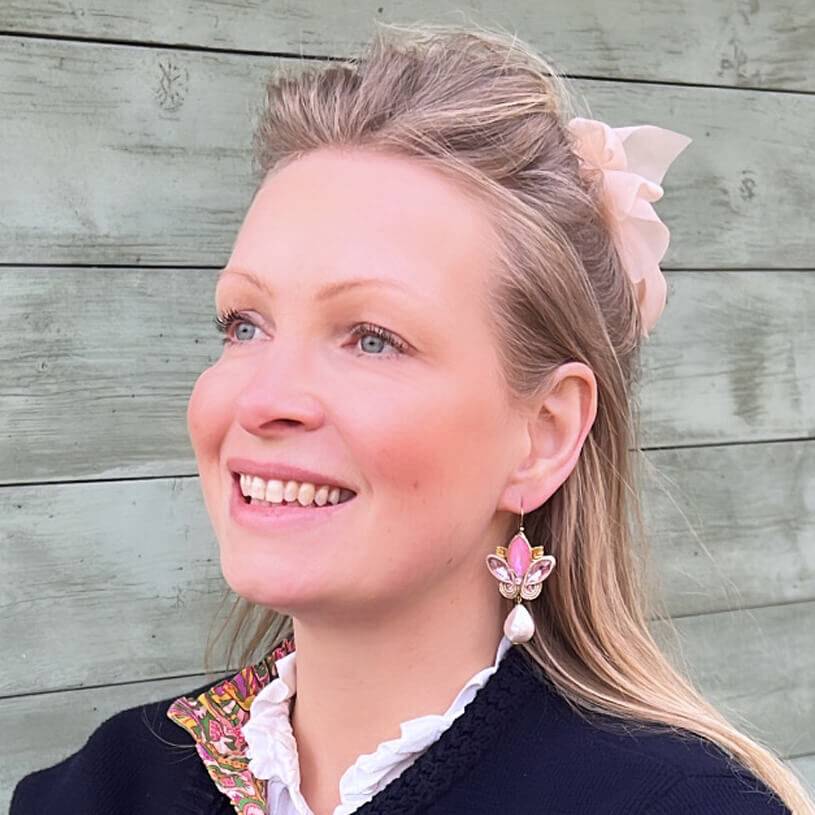 SchwesterSchwester Schöne Soutache-Ohrhänger in Rosa und zartem Gold mit Baumwolltropfen Bis zu 65% Rabatt