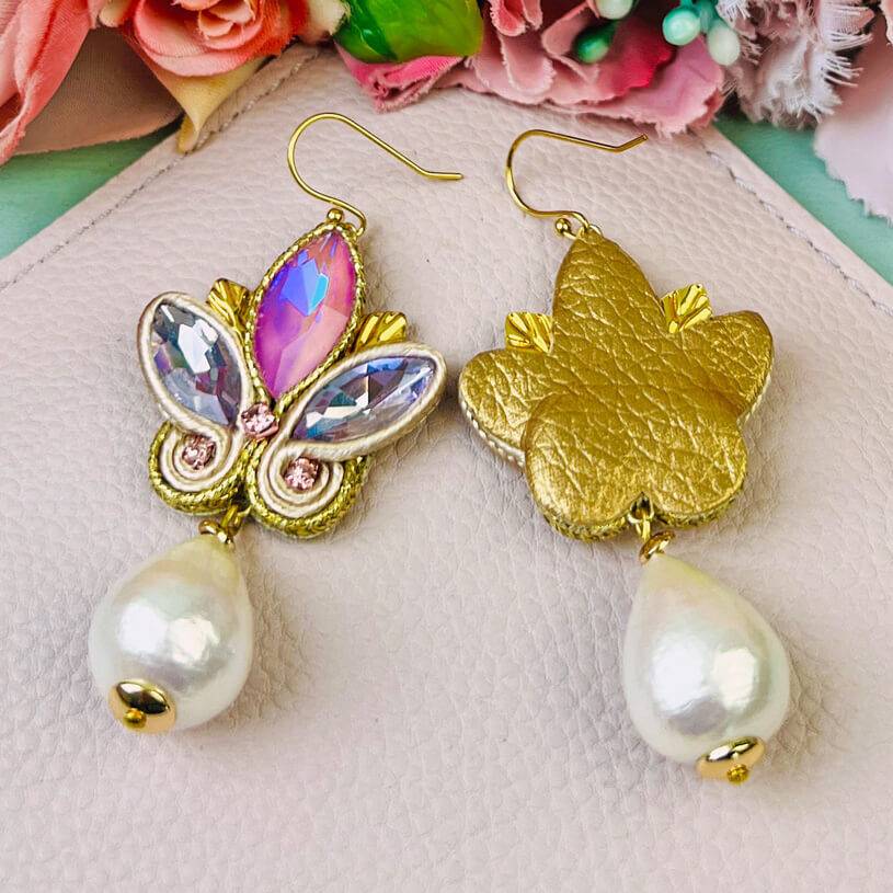 SchwesterSchwester Schöne Soutache-Ohrhänger in Flieder und Gold mit Baumwolltropfen Sonderangebot der Fabrik