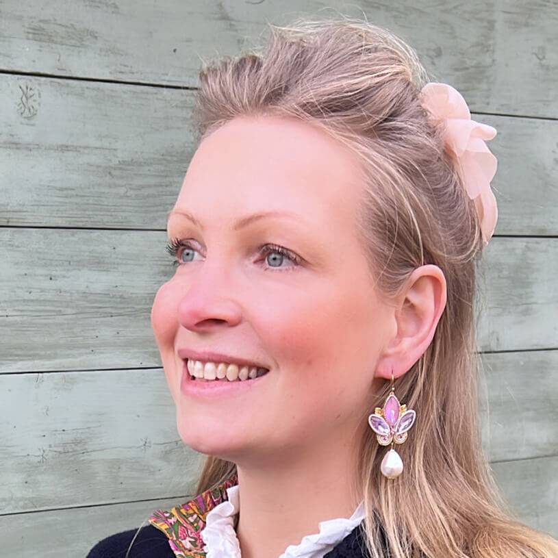 SchwesterSchwester Schöne Soutache-Ohrhänger in Flieder und Gold mit Baumwolltropfen Sonderangebot der Fabrik