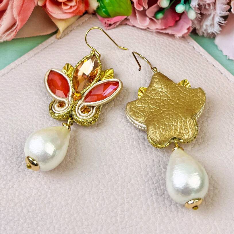 SchwesterSchwester Schöne Soutache-Ohrhänger in Gold und koralligem Pink mit Baumwolltropfen Nur noch ein Tag übrig