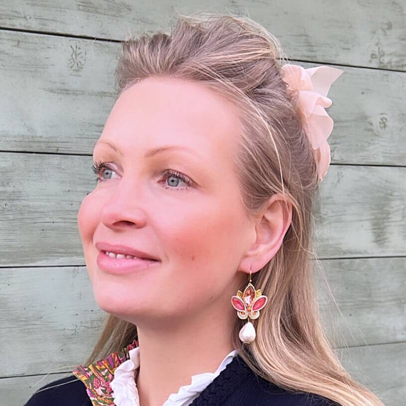 SchwesterSchwester Schöne Soutache-Ohrhänger in Gold und koralligem Pink mit Baumwolltropfen Nur noch ein Tag übrig
