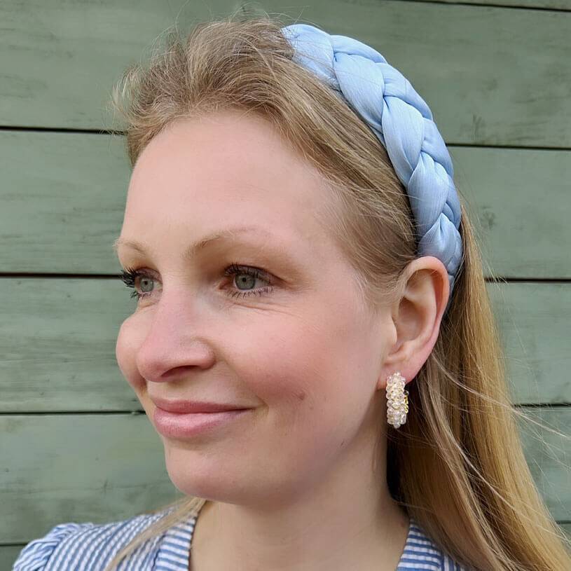 SchwesterSchwester Breiter geflochtener Satin-Haarreif in zartem Hellblau 50% Rabatt mit kostenlosem Versand