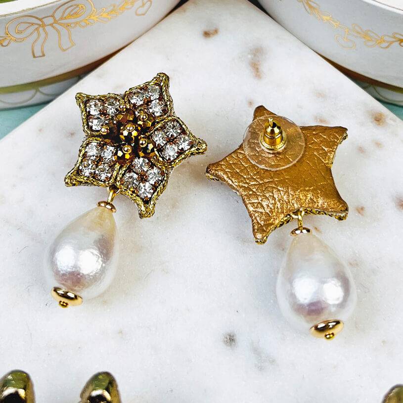 SchwesterSchwester Süße Blumen-Soutache-Ohrringe in Gold mit kleinen Baumwolltropfen 50% Rabatt für begrenzte Zeit