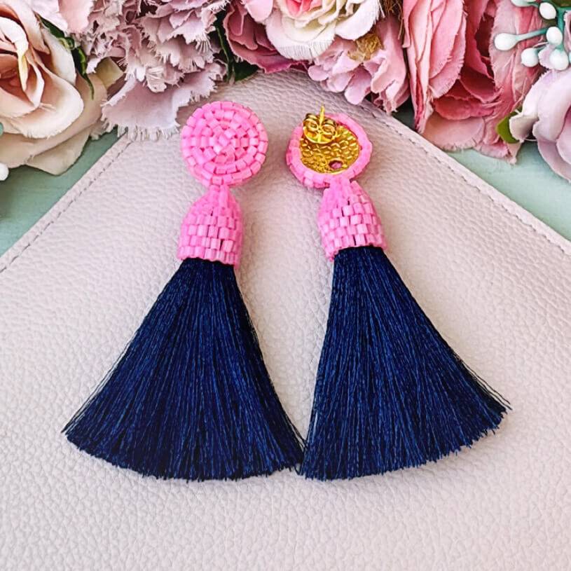 SchwesterSchwester Set aus rosa-dunkelblauen Perlen-Quastenohrringen und Samt-Haarreif in Dunkelblau Schlussverkauf