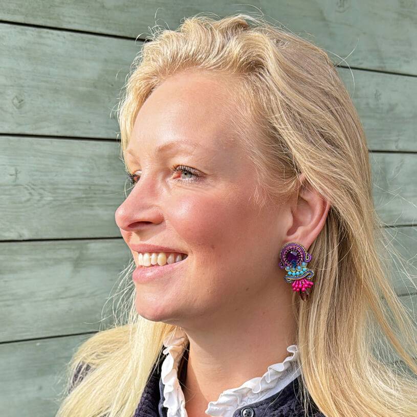 SchwesterSchwester Vorbestellbar - Kunstvolle Soutache-Ohrringe in Violett, Blau und Pink Blitzverkäufe