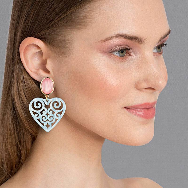 SchwesterSchwester Schöne Herz-Ohrringe mit zartrosa Ohrsteckern und Herz-Ornamenten in Hellblau von AmuseToi Sonderangebot