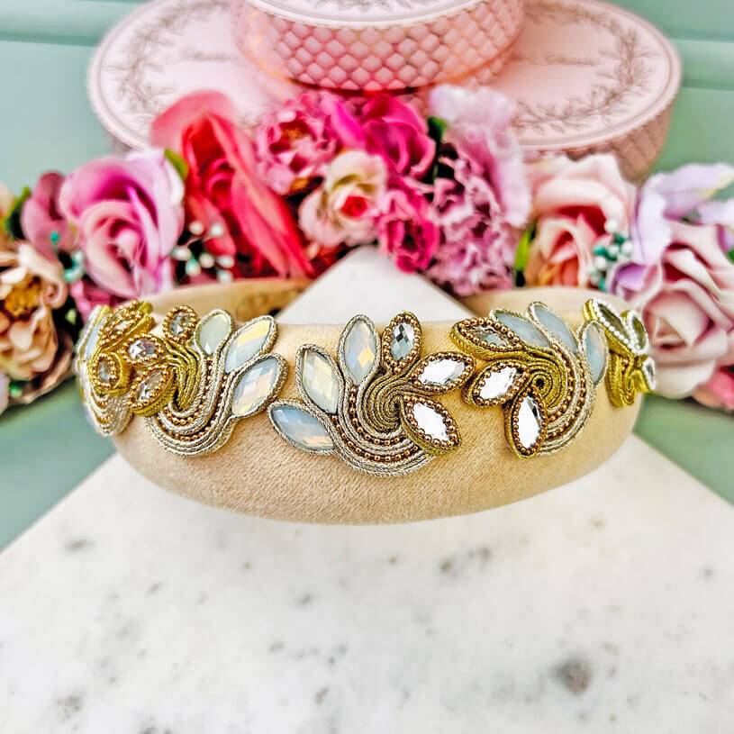 SchwesterSchwester Stoff-Haarreif in Creme mit Soutache-Applikationen in Champagner und Gold Exklusivangebot