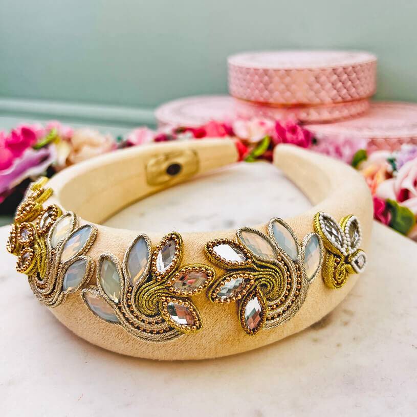 SchwesterSchwester Stoff-Haarreif in Creme mit Soutache-Applikationen in Champagner und Gold Exklusivangebot