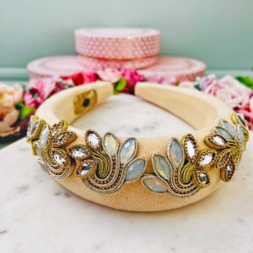 SchwesterSchwester Stoff-Haarreif in Creme mit Soutache-Applikationen in Champagner und Gold Exklusivangebot