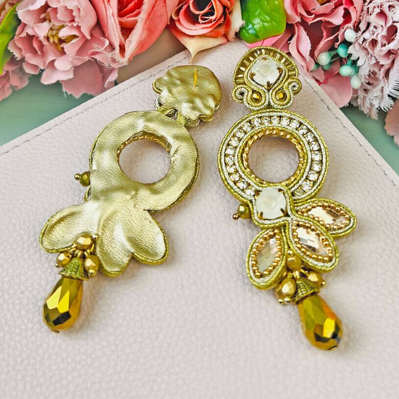SchwesterSchwester Opulente Soutache-Ohrringe in Gold und Champagner Preisnachlass