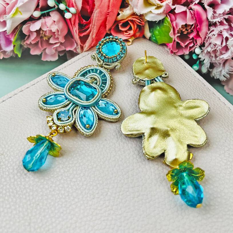 SchwesterSchwester Stilvolle Soutache-Ohrringe in zarten Hellblautönen mit Gold Saisonschlussverkauf