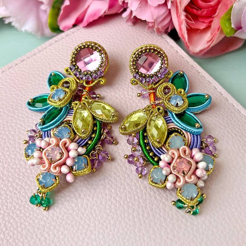 SchwesterSchwester Set aus Soutache-Ohrringen in pastelligen Farben und Satin-Haarreif in Hellblau Osterangebot