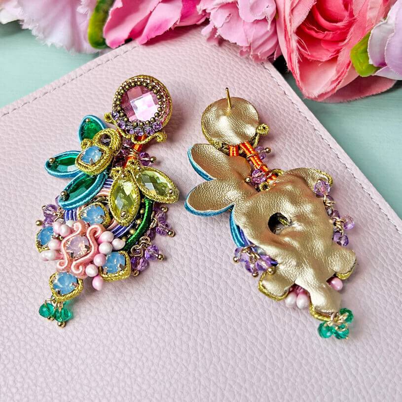 SchwesterSchwester Set aus Soutache-Ohrringen in pastelligen Farben und Satin-Haarreif in Hellblau Osterangebot