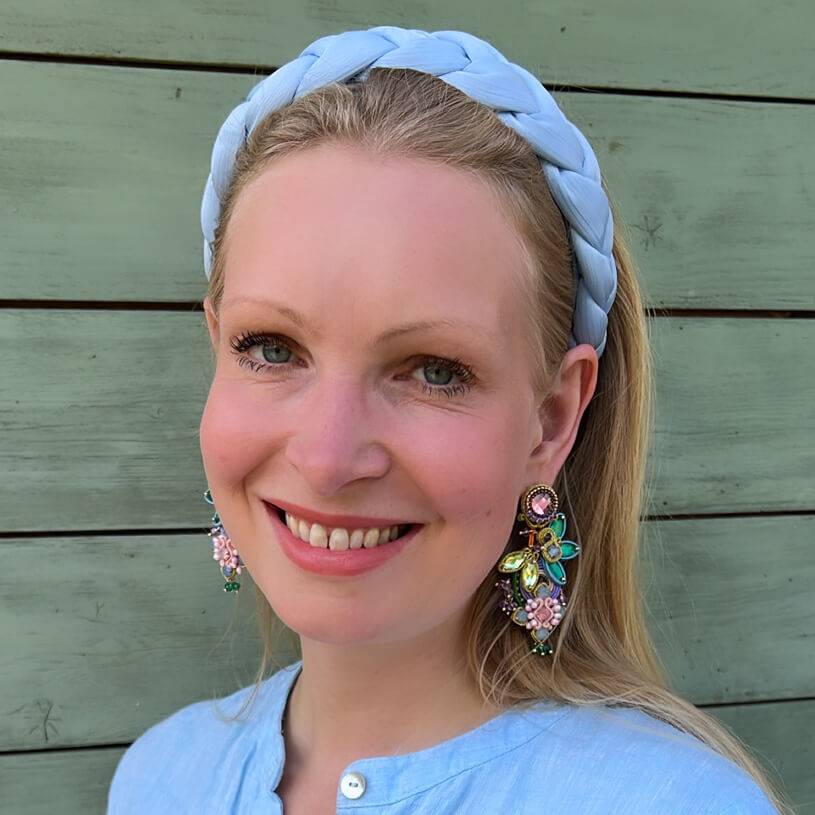 SchwesterSchwester Set aus Soutache-Ohrringen in pastelligen Farben und Satin-Haarreif in Hellblau Osterangebot