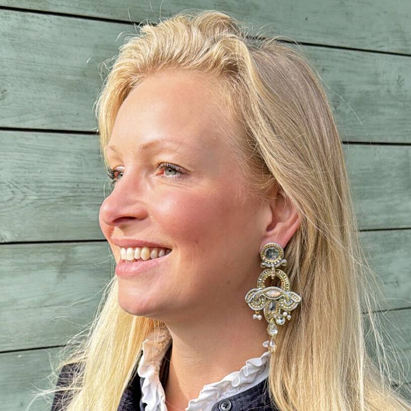 SchwesterSchwester Vorbestellbar - Geschwungene Soutache-Ohrstecker in Champagner Kauf eins, bekomm eins gratis