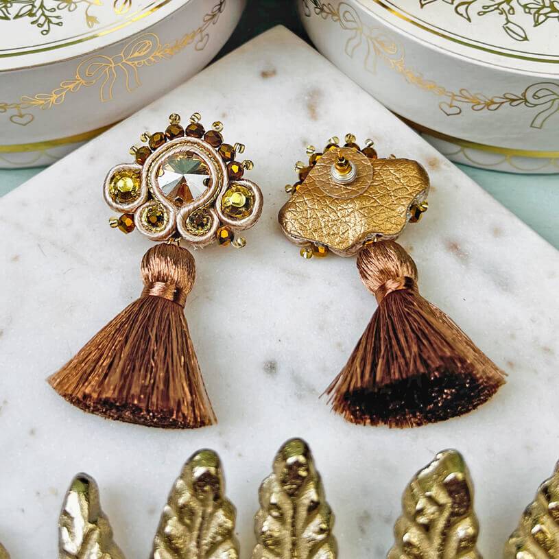 SchwesterSchwester Soutache-Ohrringe in Champagner und Gold mit brauner Quaste Tiefpreis