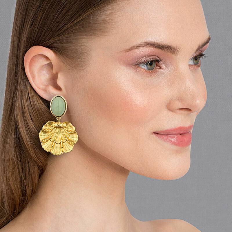 SchwesterSchwester Vergoldete Ohrstecker in Jadegrün mit vergoldetem Muschelornament von AmuseToi Super Sparpreis