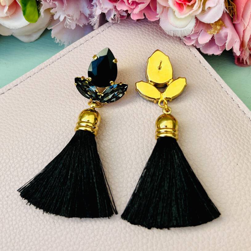 SchwesterSchwester Glitzernde Ohrstecker in Schwarz mit edler Quaste von AmuseToi Bis zu 50% Rabatt