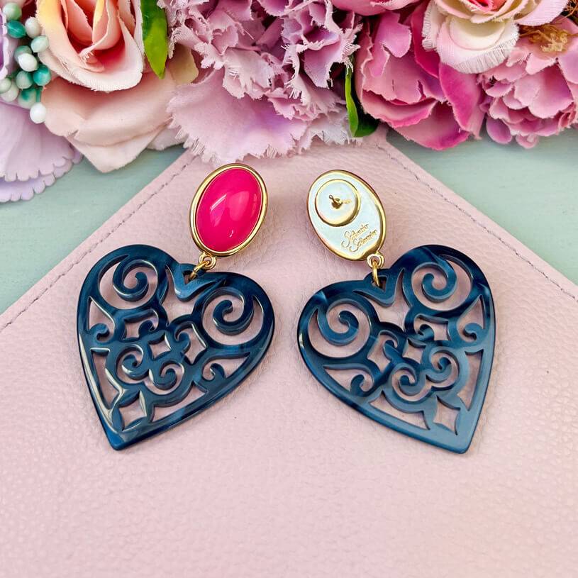 SchwesterSchwester Schöne Herz-Ohrringe mit pinken Ohrsteckern und Herz-Ornamenten in Dunkelblau von AmuseToi Sonderangebot der Fabrik
