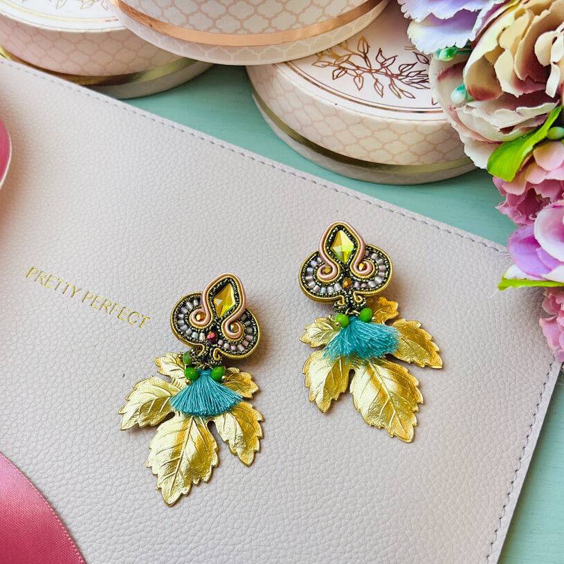 SchwesterSchwester Rosafarbene Soutache-Ohrstecker kleinen hellblauen Quasten und goldenen Blättern Kostenloser Versand international
