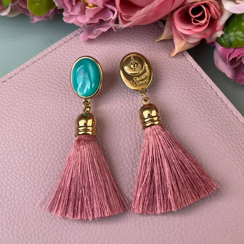 SchwesterSchwester Quasten Ohrringe als Ohrstecker in Türkis mit Quaste in Rosa von AmuseToi Begrenzt auf 3 Tage