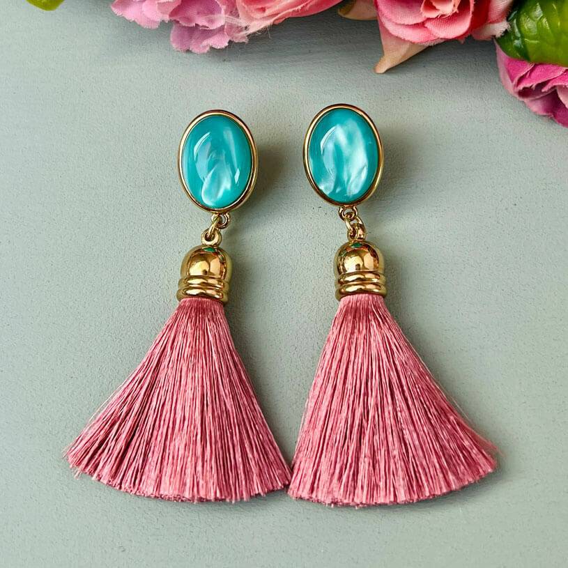 SchwesterSchwester Quasten Ohrringe als Ohrstecker in Türkis mit Quaste in Rosa von AmuseToi Begrenzt auf 3 Tage