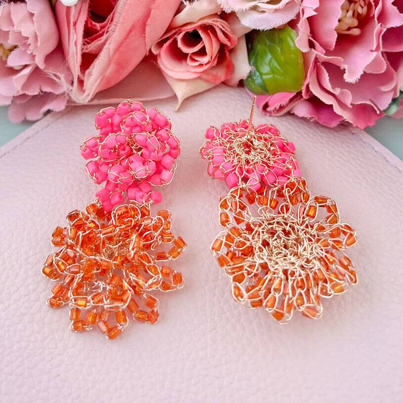 SchwesterSchwester Bunte Perlen-Ohrringe aus zwei Blüten in leuchtendem Pink und Orange Fabrikpreis