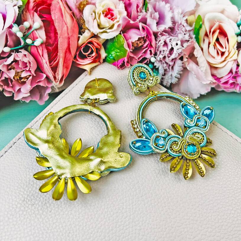 SchwesterSchwester Filigrane Soutache-Ohrringe in zarten Hellblautönen mit Gold Sonderangebot