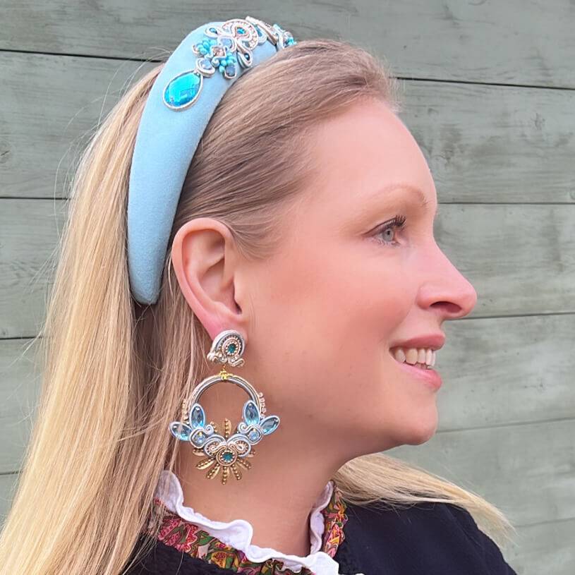 SchwesterSchwester Filigrane Soutache-Ohrringe in zarten Hellblautönen mit Gold Sonderangebot
