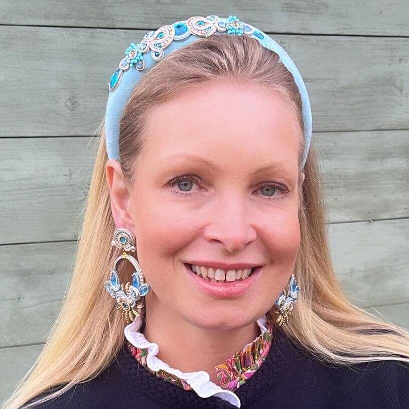 SchwesterSchwester Filigrane Soutache-Ohrringe in zarten Hellblautönen mit Gold Sonderangebot