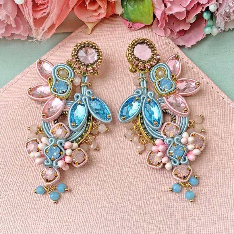 SchwesterSchwester Große Soutache-Ohrringe in Zartrosa und Zartblau Günstig kaufen
