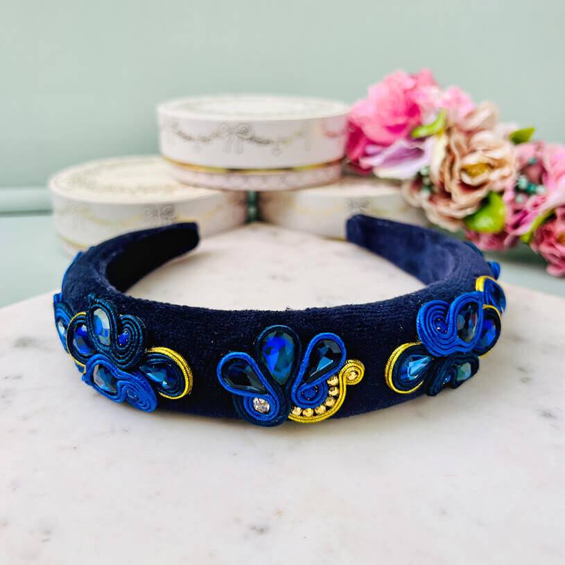 SchwesterSchwester Breiter Samt-Haarreif in Dunkelblau mit Soutache-Applikationen in Blau und Gelb Exklusivangebot