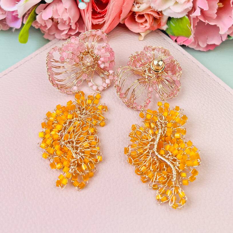 SchwesterSchwester Bunte florale Ohrringe aus Perlen in Pink und Orange Preisnachlass