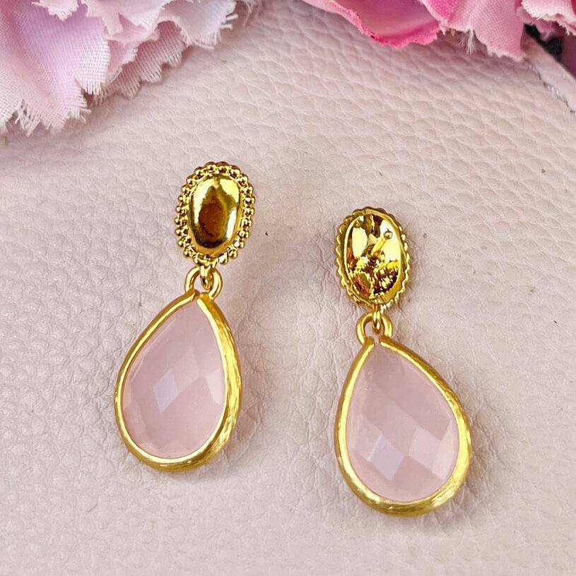 SchwesterSchwester Eleganter vergoldeter Ohrstecker mit kleinem Tropfen in Zartrosa Weihnachtsangebot