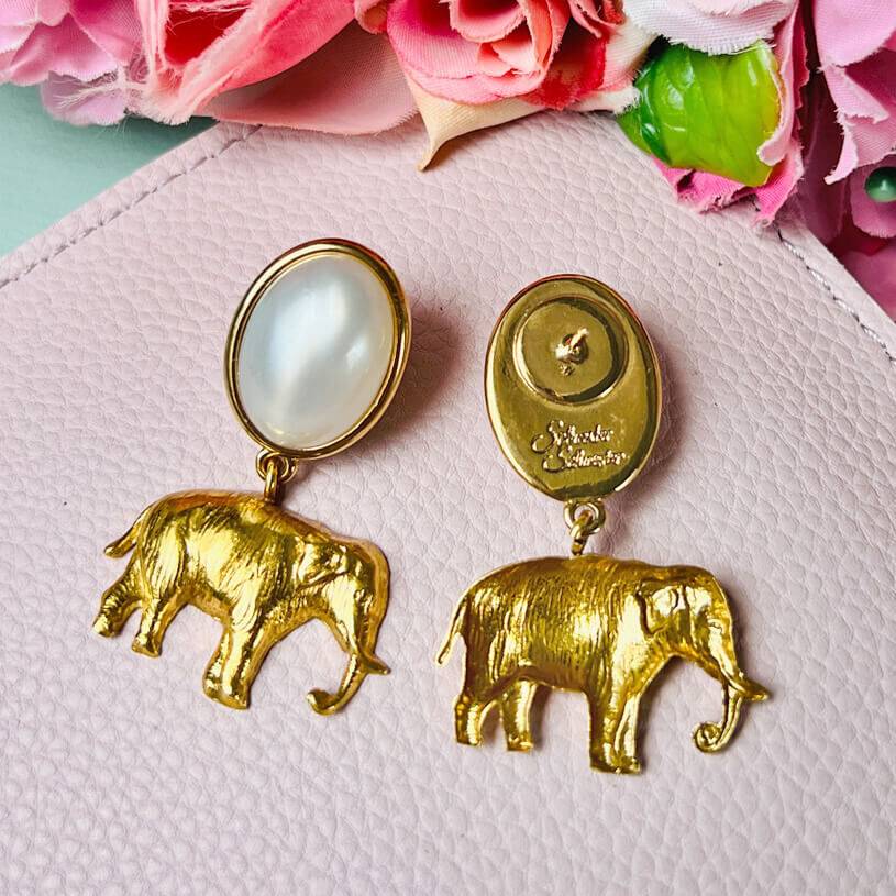 SchwesterSchwester Ohrstecker in Perlmuttfarben mit vergoldetem Elefant von AmuseToi Blitzangebot