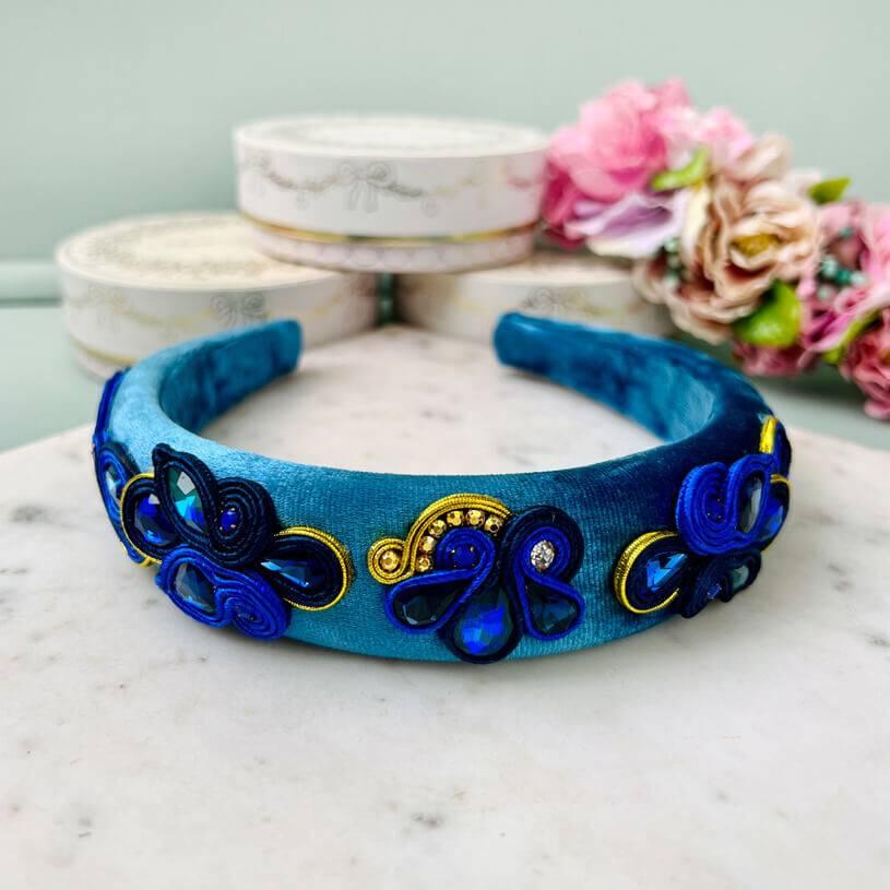 SchwesterSchwester Breiter Samt-Haarreif in Blau mit Soutache-Applikationen in Blau und Gold Nur für heute