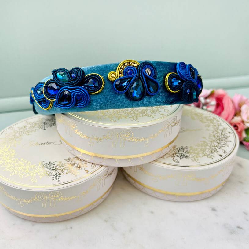 SchwesterSchwester Breiter Samt-Haarreif in Blau mit Soutache-Applikationen in Blau und Gold Nur für heute