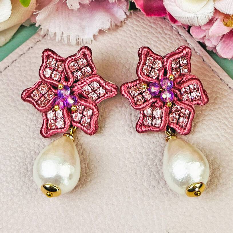 SchwesterSchwester Süße Blumen-Soutache-Ohrringe in Puderrosa mit kleinen Baumwolltropfen Clearance-Verkauf