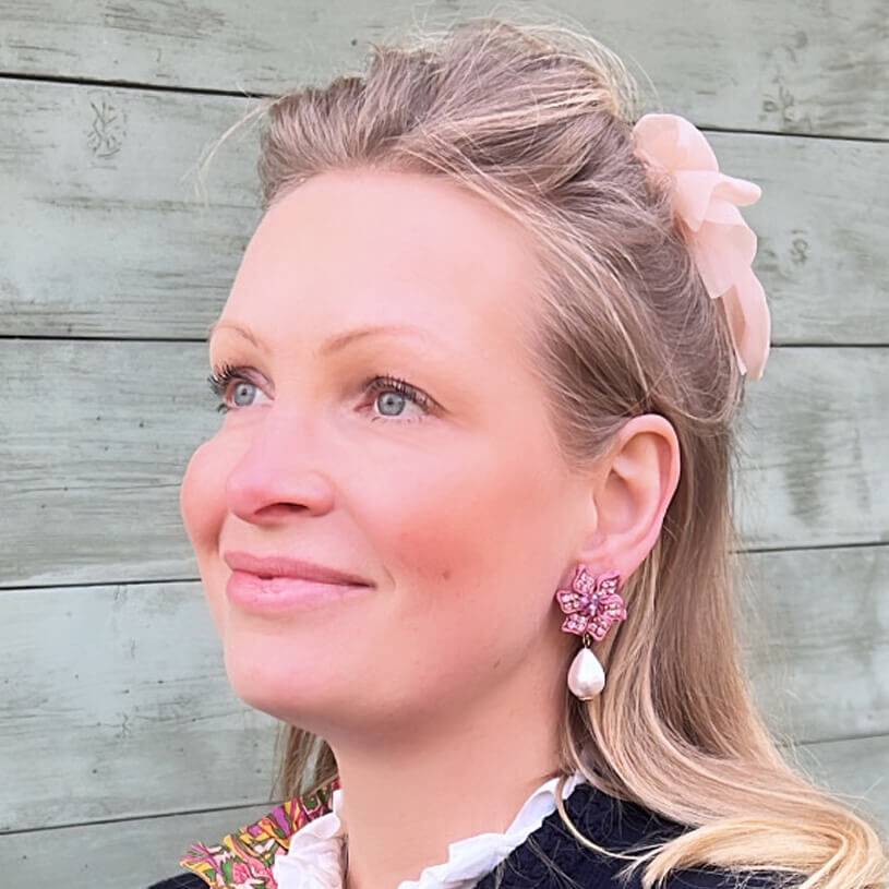 SchwesterSchwester Süße Blumen-Soutache-Ohrringe in Puderrosa mit kleinen Baumwolltropfen Clearance-Verkauf