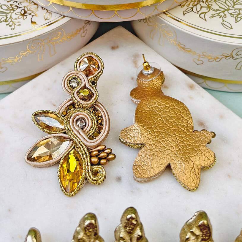 SchwesterSchwester Extravagante Soutache-Ohrstecker in Champagner und Gold Begrenztes Angebot