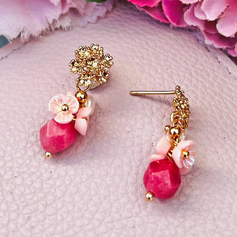SchwesterSchwester Kleine vergoldete Ohrstecker mit Blüten und Perle in Rosa und Pink Osterangebot