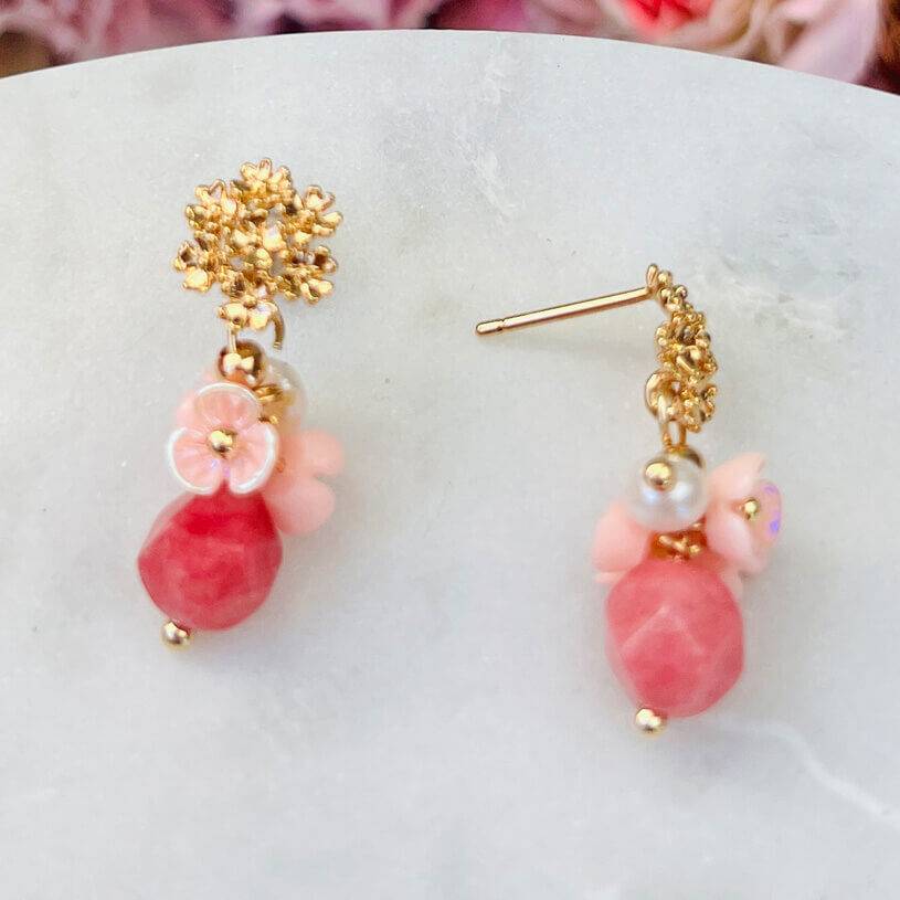 SchwesterSchwester Kleine vergoldete Ohrstecker mit Blüten und Perle in Rosa und Pink Osterangebot
